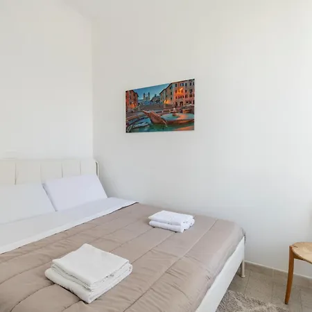 Elegant 3 Bedroom San Pietro Station 200 Mt Апартаменты *